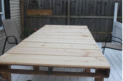 diy outdoor dining table from wood pallets, diy, outdoor furniture, painted furniture, pallet, woodworking projects