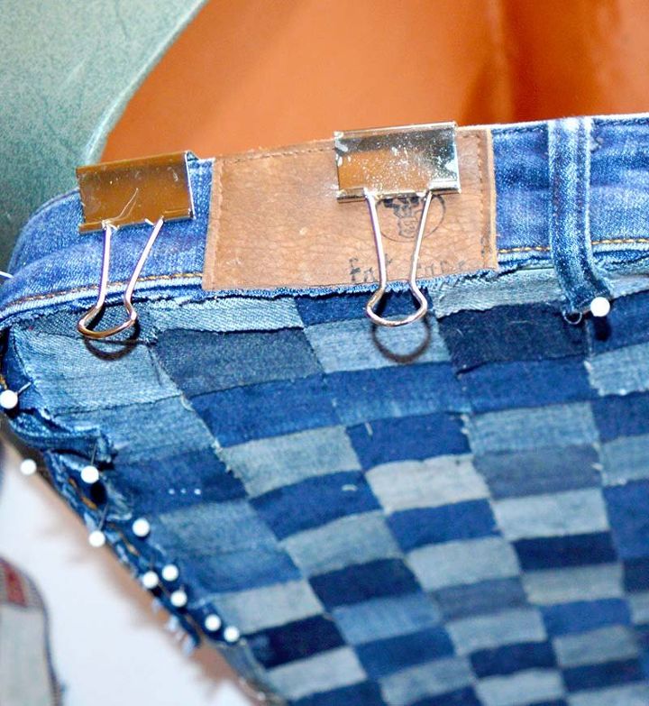 reutilize uma mala velha com jeans para criar um espao de armazenamento divertido