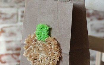 Manera creativa de presentar un regalo usando una bolsa y un pañuelo de papel