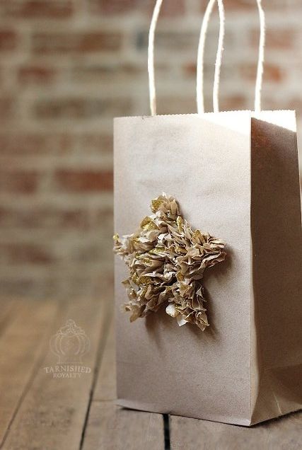 maneira criativa de apresentar um presente usando um saco e papel de seda