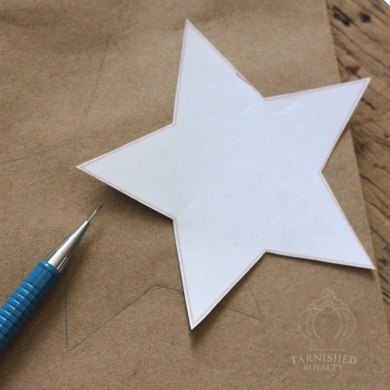 manera creativa de presentar un regalo usando una bolsa y un pauelo de papel