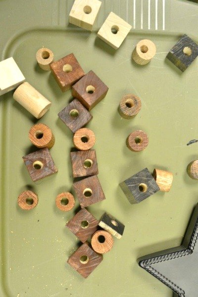 19 hallazgos aleatorios de tiendas de segunda mano que se convierten en una decoracin, Cuentas de madera usadas como l mpara colgante Antes