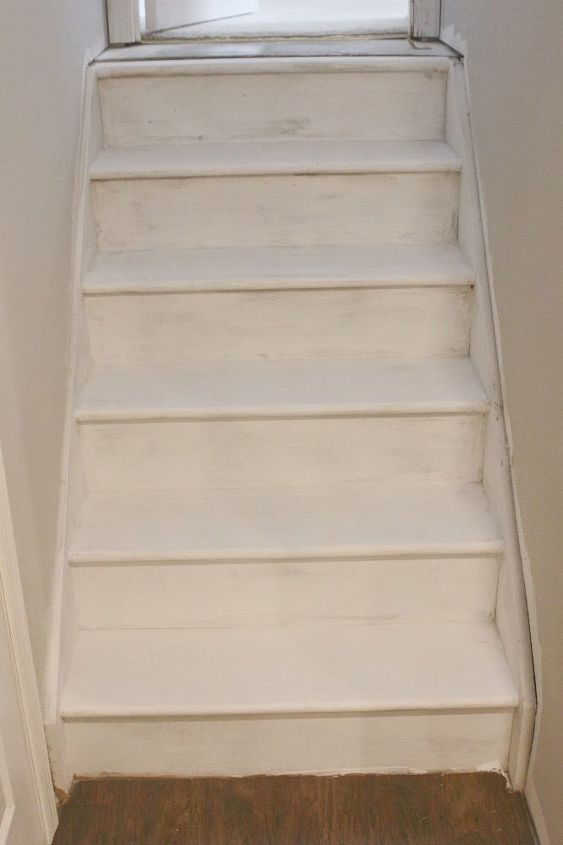 escaleras de la sala de juegos pintadas