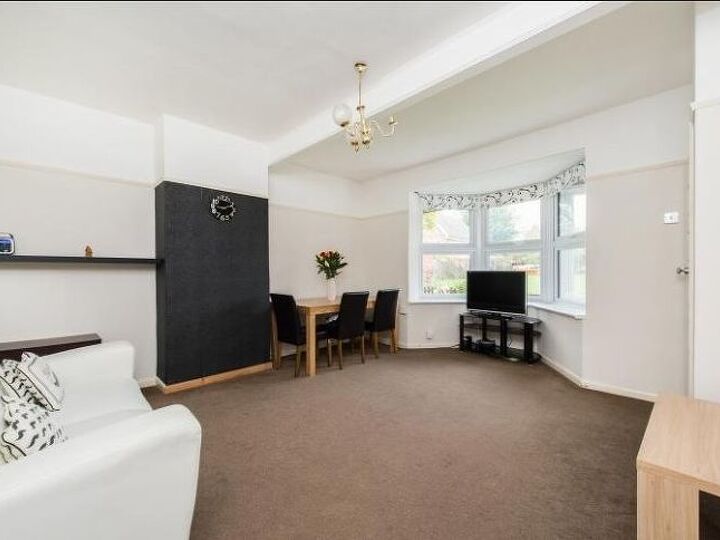 q what to do with this living room, home decor, living room ideas, wall decor, Living room in its current state