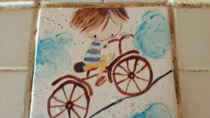 a bancada de azulejos feita medida uma bancada pode ser personalizada, Um menino de bicicleta