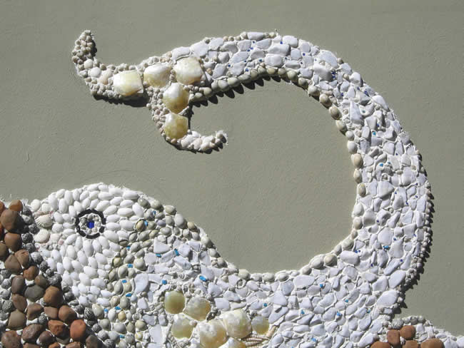 mosaico de guijarros y conchas