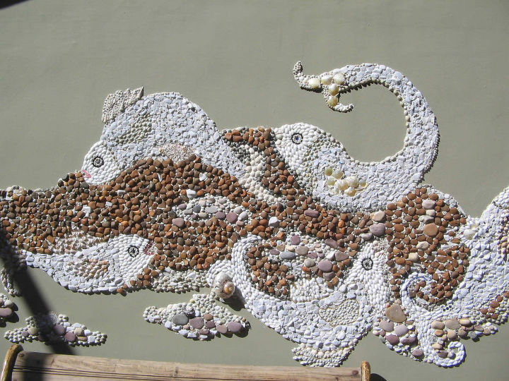 mosaico de guijarros y conchas, El lado izquierdo