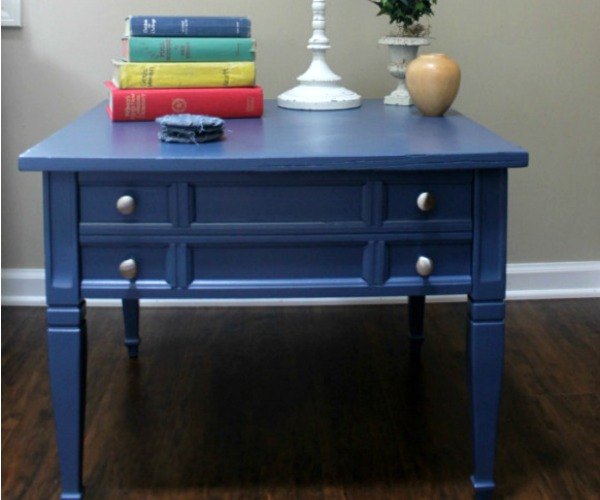 18 magnficos ahorros en muebles que te harn sonrer, Mesa auxiliar pintada en azul marino