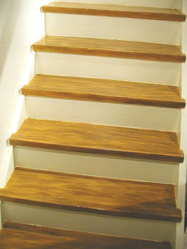 diy haga que su escalera pintada vuelva a parecer de madera real
