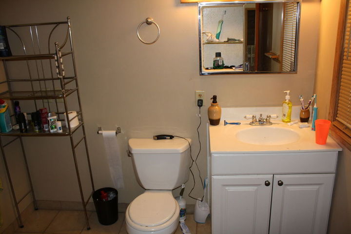 updating and staging a vacant house, real estate, Bathroom BEFORE updating and staging