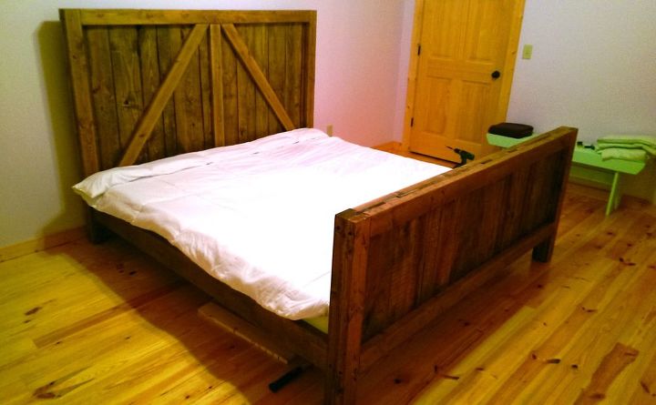 madera de palet reciclada en una cama de puerta de granero de alta resistencia