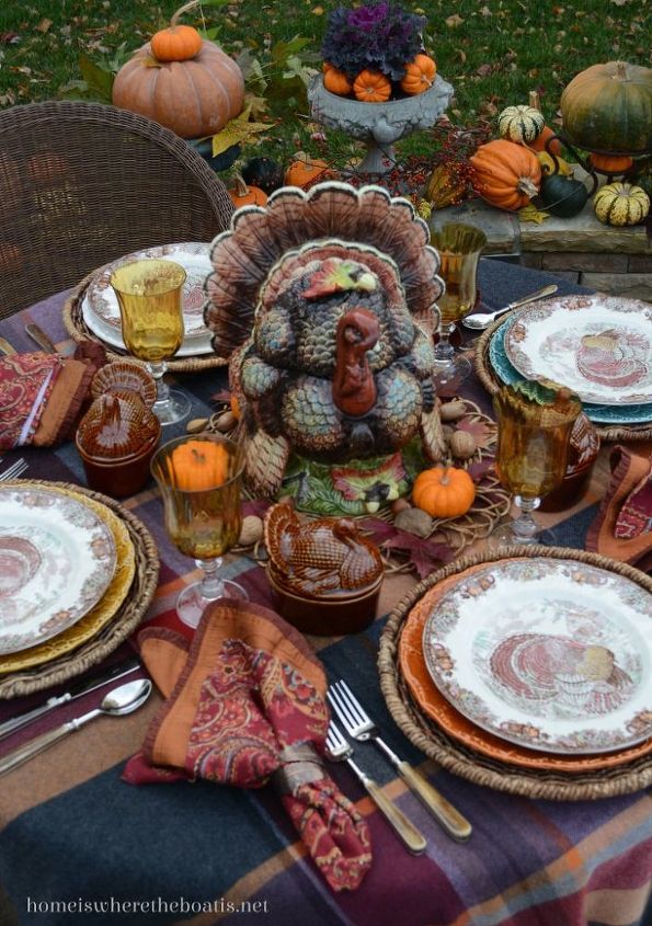 una orgullosa mesa de pavo de tom con adornos de colores, Platos con cargadores de colores variados