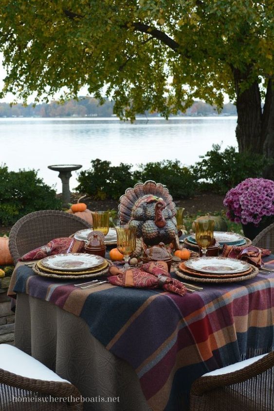 a mesa de peru de um orgulhoso tom com decoraes coloridas, Mesa de A o de Gra as beira do lago