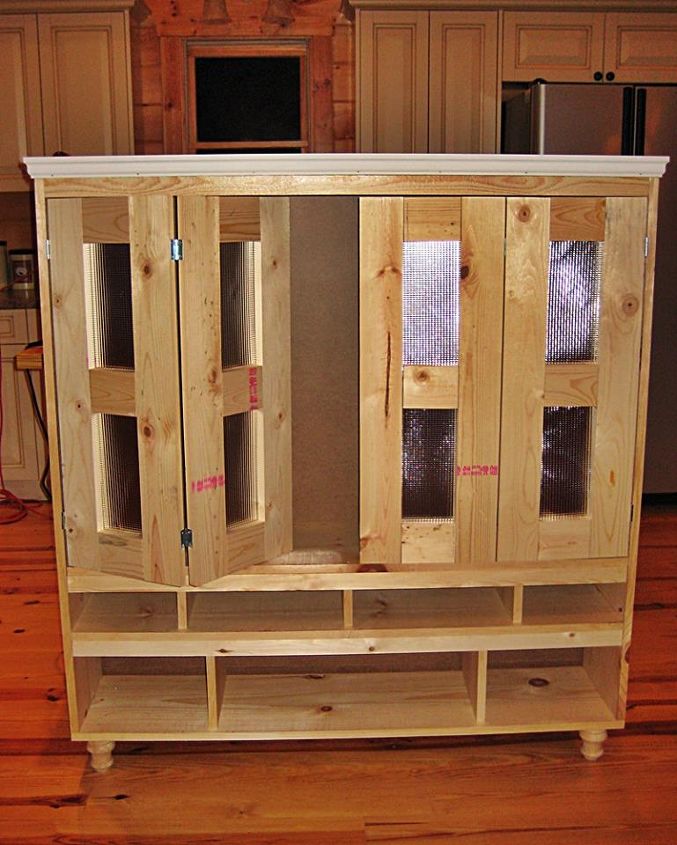 o marido demorou demais para construir um armrio para a tv de tela plana