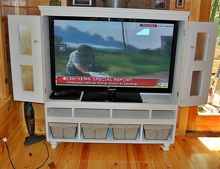 o marido demorou demais para construir um armrio para a tv de tela plana