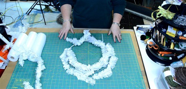 como hacer una corona de nieve de malla decorativa