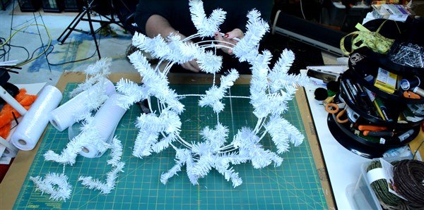 como hacer una corona de nieve de malla decorativa