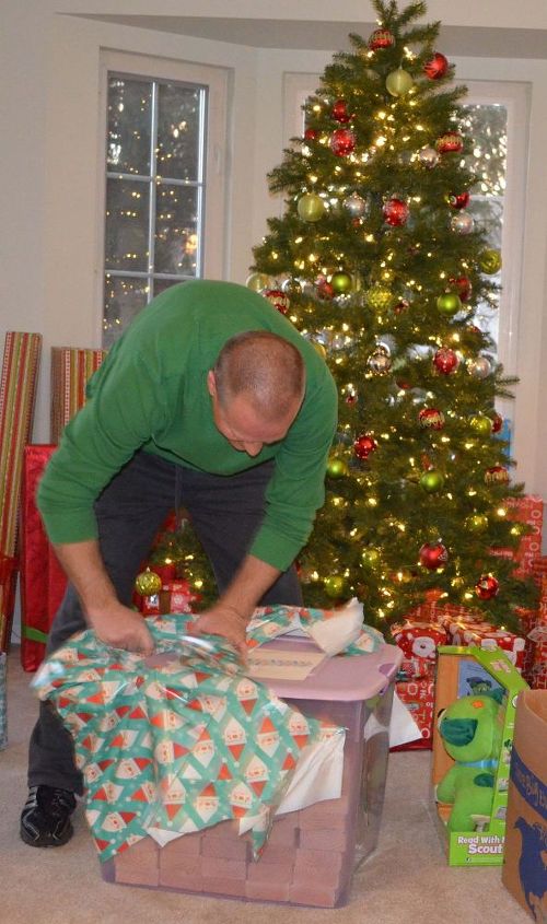 jenga gigante regalo de navidad diy, Mi hermano abriendo su juego de Jenga gigante de 2x4