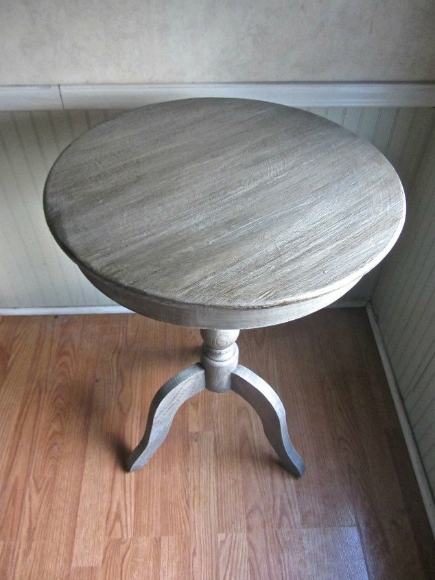 mesa pedestal com acabamento envelhecido
