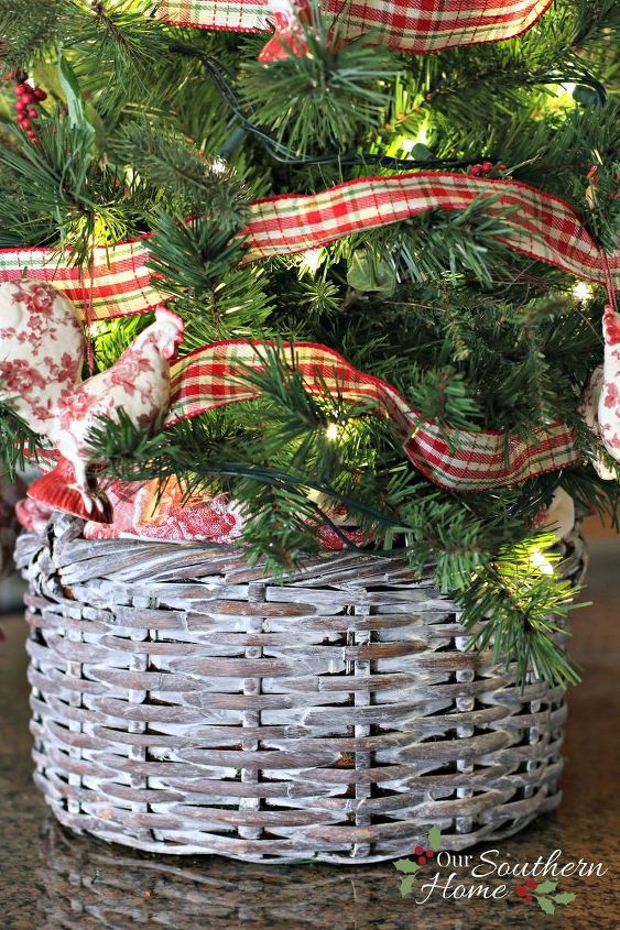 thrift store christmas tree basket, chalk paint, christmas decorations, crafts, seasonal holiday decor