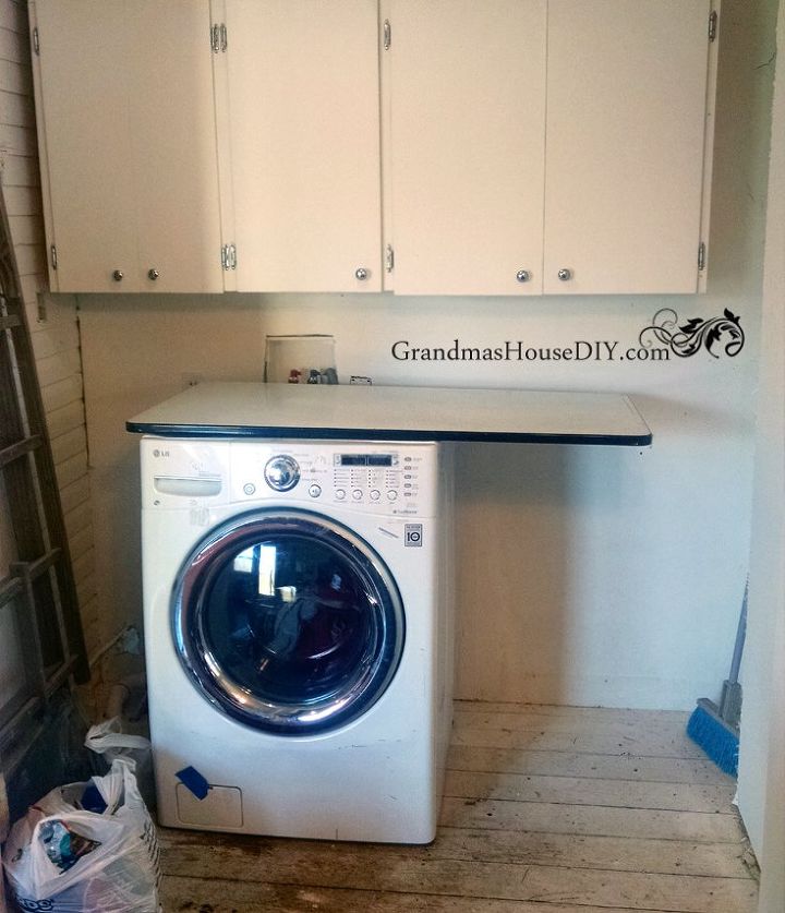 el cuarto de lavado se ha arreglado con un poco de pintura y con armarios empotrados