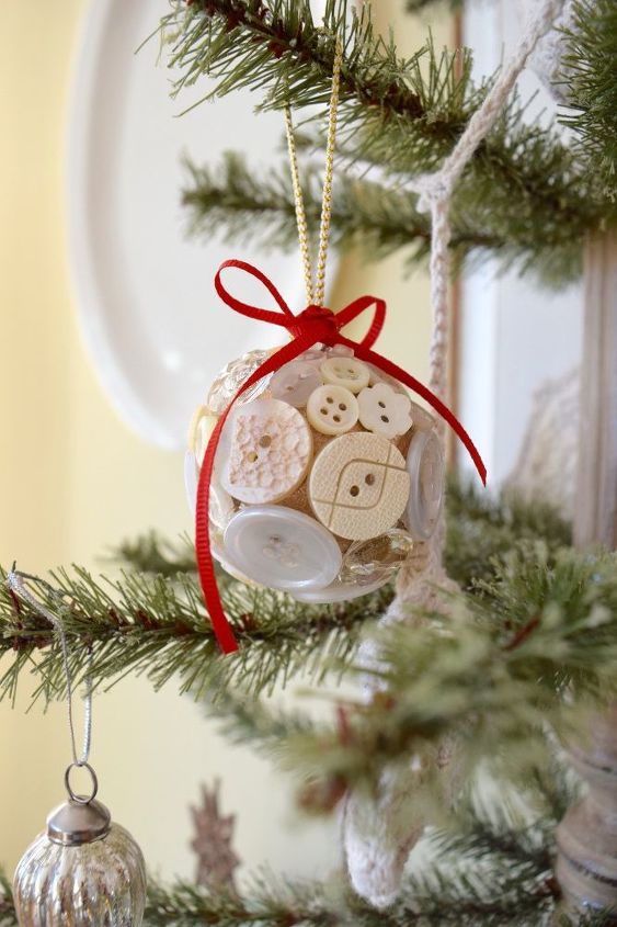 diy button christmas ornament, christmas decorations, seasonal holiday decor