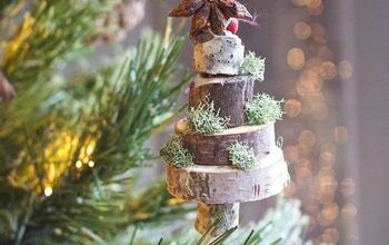 Adorno navideño apilado de madera y musgo DIY