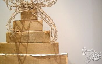 Un colgador de alambre, un trozo de 2 por 4 y restos de madera hacen un árbol navideño