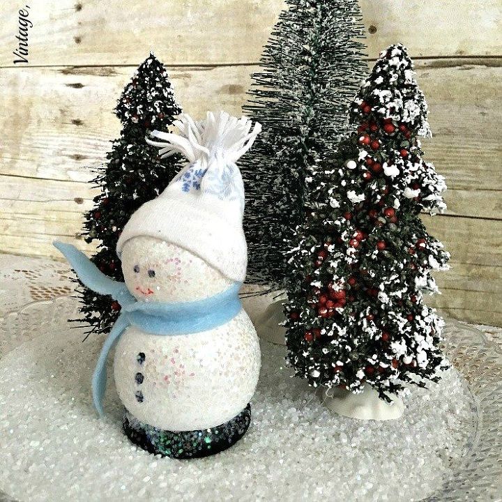 9 impresionantes decoraciones navideas que puedes hacer en un instante, Decoraci n navide a con mu eco de nieve de madera