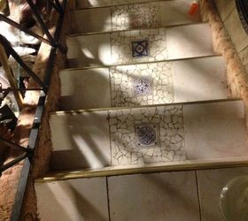 Escaleras de azulejos de la piscina
