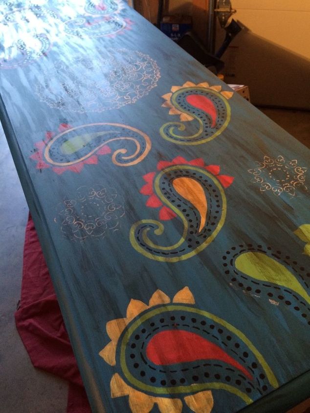 mesa de estilo bohemio pintada a mano