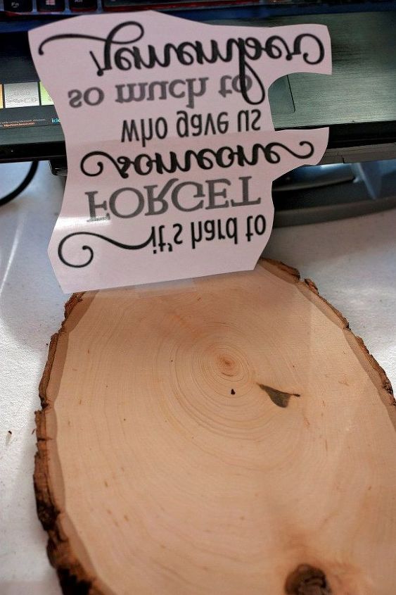 placa comemorativa gravada em madeira para um ente querido para iniciantes