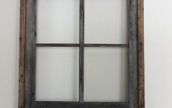 Anclaje de un manto navideño con un viejo marco de ventana desgastado