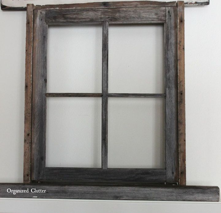 anclaje de un manto navideo con un viejo marco de ventana desgastado