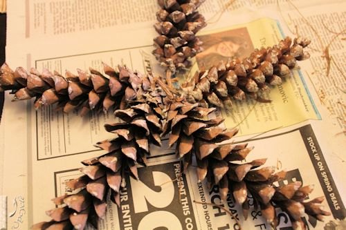 decoraes de estrelas de natal com pinhas