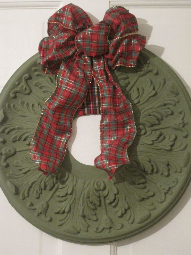 easy ceiling medallion wreath for Christmas