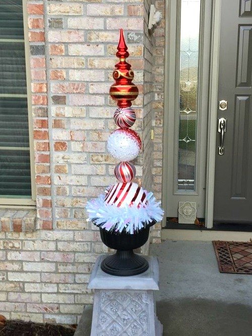 s from your community 14 inexpensive decor ideas and holiday hacks, home decor, seasonal holiday decor, Make a porch topiary with large ornaments