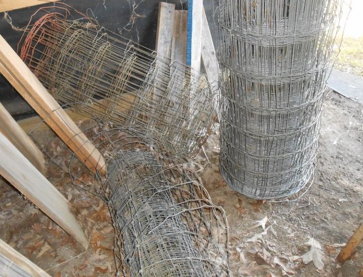 wire fencing turned christmas light decor, christmas decorations, seasonal holiday decor