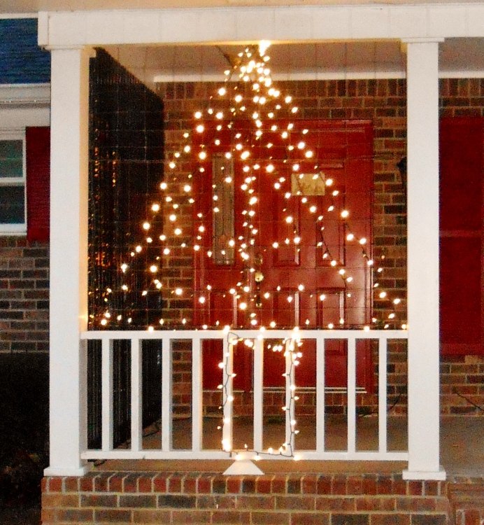 wire fencing turned christmas light decor, christmas decorations, seasonal holiday decor