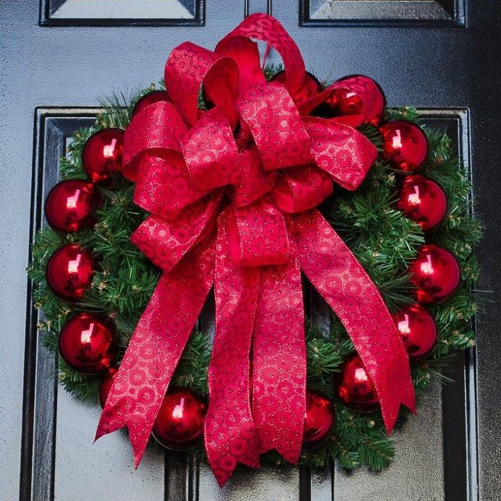 podemos saber tu estilo de decoracin navidea por estas 8 coronas de navidad, Crea una preciosa corona navide a de hojas perennes s lo con el color rojo