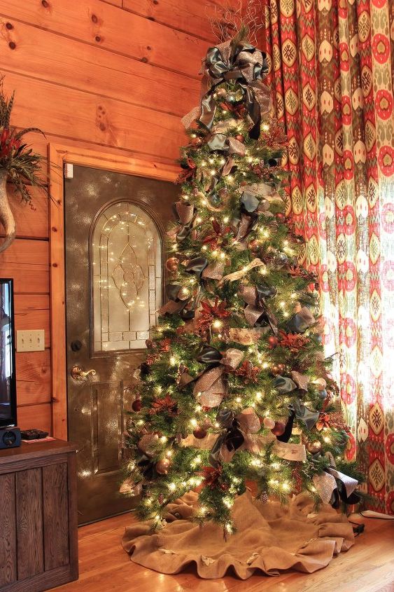 8 truques para fazer sua rvore de natal falsa parecer cheia e fabulosa, Como decorar uma rvore de Natal com fita