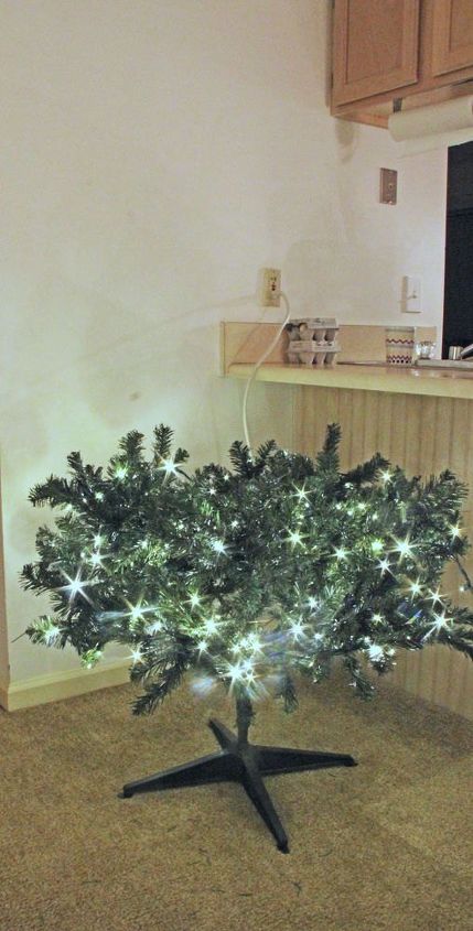8 truques para fazer sua rvore de natal falsa parecer cheia e fabulosa, Como iluminar colar e decorar uma rvore de Natal
