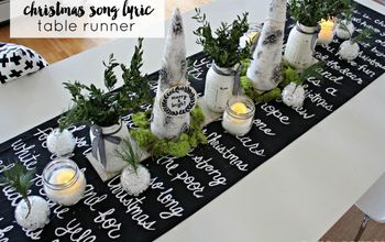 Camino de mesa con letra de canción navideña en blanco y negro #HomeforChristmas