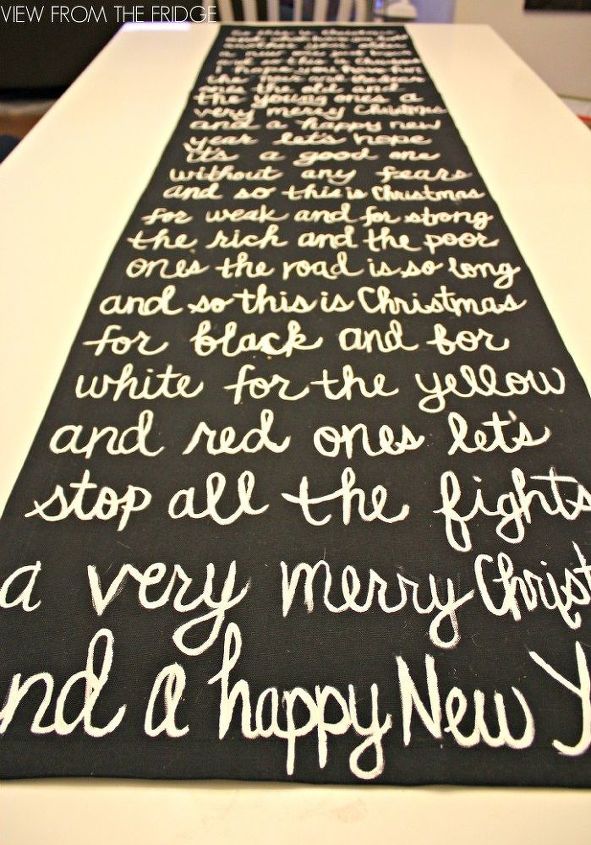 camino de mesa con letra de cancin navidea en blanco y negro homeforchristmas, Sigue escribiendo