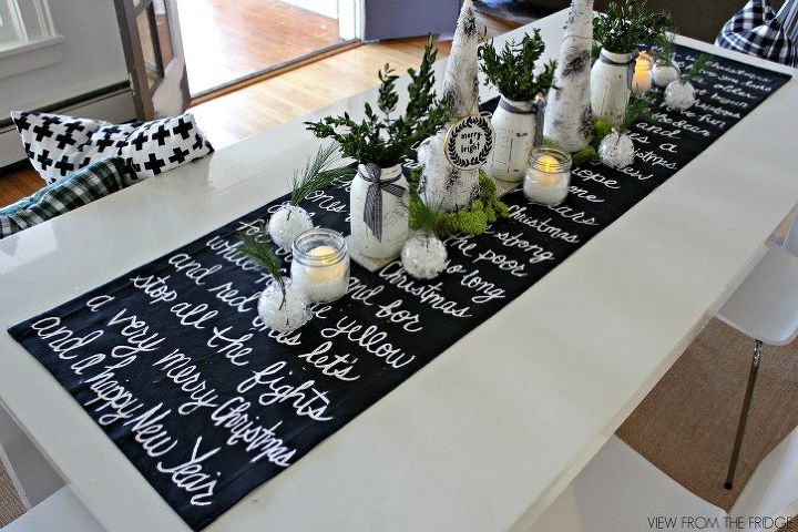 camino de mesa con letra de cancin navidea en blanco y negro homeforchristmas