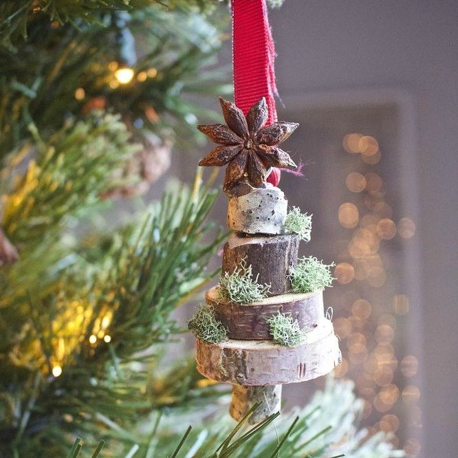 16 enfeites rpidos e loucos para o decorador de natal ocupado, Enfeite de Natal DIY empilhado de madeira e musgo