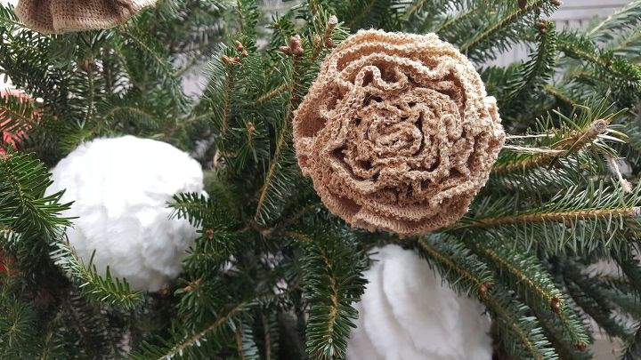 ruffled burlap ornaments, christmas decorations, crafts, seasonal holiday decor