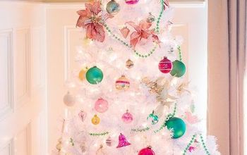 Árbol de Navidad rosa y verde con adornos brillantes vintage