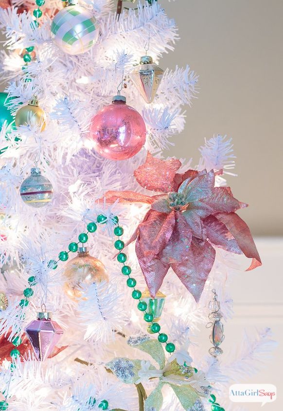 rbol de navidad rosa y verde con adornos brillantes vintage