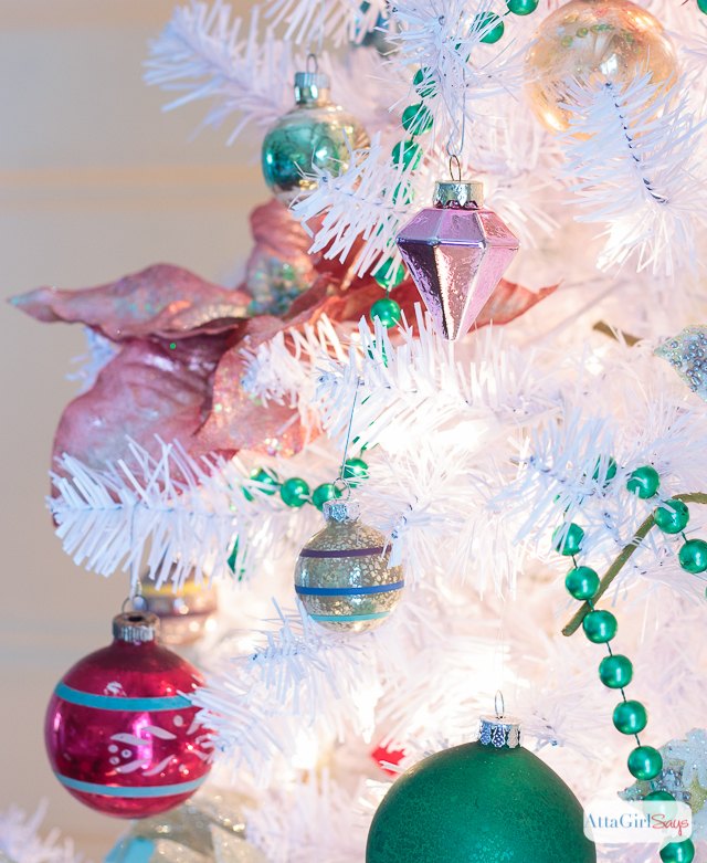 rbol de navidad rosa y verde con adornos brillantes vintage